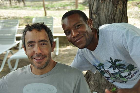 Com um dos simpáticos funcionários do Hotel Obama, perto de Cabaret, antiga Duvalierville, no litoral central do Haiti